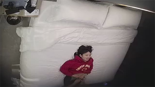 偷拍酒店激情！情侣开房全程记录，疯狂内射湿透床单